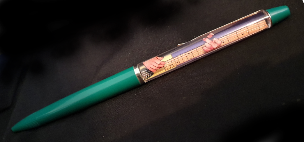 pen bewegende handen op gitaar