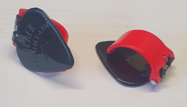 Black Mountain spring action thumb pick rood